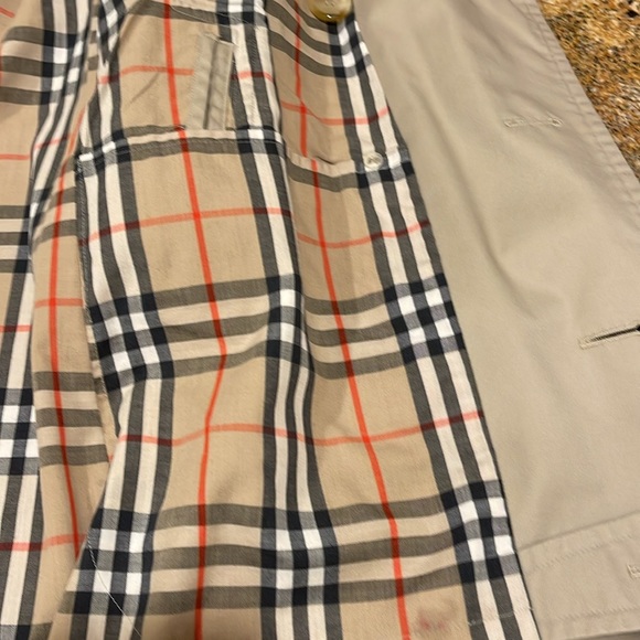 Classic Ladies Burberry Trench - Picture 10 of 12